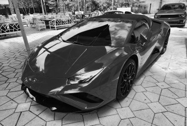 Miami Beach, Florida USA - 8 Haziran 2024: Lamborghini Huracan Miami plajında. Lamborghini lüks bir İtalyan otomobil üreticisi.