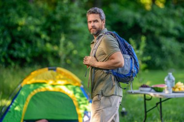 Piknik zamanı. Ormanda çadırlı piknik yapan bir adam. Yaz günü yürüyüş yapan bir adam. Yaz kampı aktivitesi. Yaz kampı. Kamp macerası. Yürüyüş yaşam tarzı. Kamp alanındaki adam, reklam..