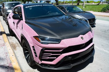 Miami, Florida, ABD - 26 Temmuz 2025 Lamborghini Urus lüks SUV, pırıl pırıl pırıl pırıl pırıl pırıl ayar. Lüks mor renkli Lamborghini Urus. Lamborghini Urus 'un arabası dışarı park edilmiş, köşe manzaralı..