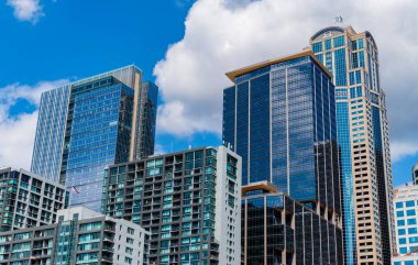 Şehir manzaralı bir şehir. Gökdelen şehir manzarası. Şehir merkezindeki modern şehir. İş şehri. İş bölgesindeki gökdelen binasının manzarası. Gökdelenin şehir mimarisi. Kentsel gökdelenler.