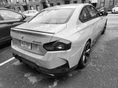 New York City, ABD - 10 Mart 2024: BMW 2 lüks araba park yeri, köşe manzara.