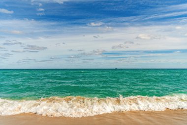 Romantik yaz tatili deniz manzarası. Deniz manzarası cenneti. Okyanus sahilinde gün doğumu. Yaz tatilinde gün batımı deniz manzarası. Deniz bulutlu gökyüzü ile ufuk çizgisi. Denizde sakin bir ufuk. Dalgalı sahil.