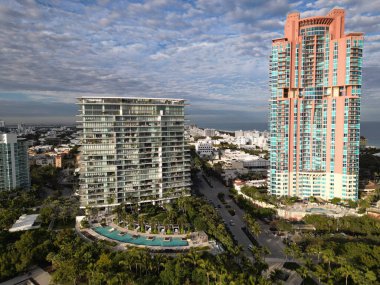 Lüks gökdelenleri ve okyanusları olan Miami şehri. Miami sahil şeridine panoramik drone görüntüsü. Yukarıdan Miami Sahili. En tepeden Miami silueti