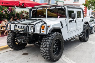 Miami, Florida, ABD - 14 Temmuz 2025: 1993 General Hummer SUV arabası. Lüks SUV AM General Hummer. Car AM General Hummer dışarıda park halinde. Beyaz araba, köşe manzaralı.