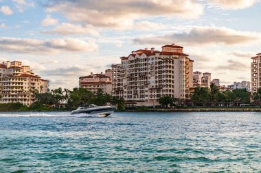 Teknesi olan Miami Kanalı. Fisher Adası konut binası ve lüks yat teknesi. Miami Fisher Adası 'nın manzarası. Marinaya yüzen bir tekne. Fisher Adası 'nda lüks bir yat teknesi. Yaz tatili.