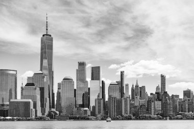 Hudson River, New York 'tan Manhattan manzarası. ABD, New York, Manhattan. Aşağı Manhattan silueti. New York, Birleşik Devletler. Manhattan 'da New York şehrinin silüeti.