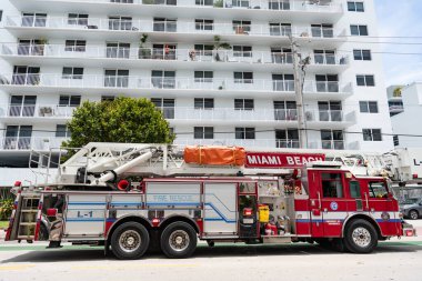 Miami, Florida, ABD - 12 Temmuz 2025 Miami Sahil İtfaiyesi. İtfaiye aracı. Miami 'de itfaiye. Dışarıda büyük bir itfaiye aracı var. İtfaiye aracı, yan görüş.
