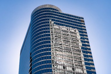 Şehir mimarisi. Modern cam bina. Yansıtıcı cam mimarisi. İşletme bölgesinde mimarlık. Mimarlık. İş binası. Cam bina. İş şehri. Ofis merkezi.