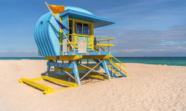 Miami sahilinde cankurtaran. Florida 'nın ünlü kıyı şeridi.