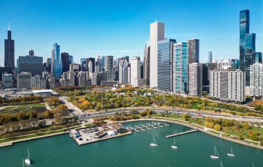 Chicago şehir marinası. Chicago şehir parkı ve marina silüeti. Sonbahar şehri manzarası. Şehir parkı olan şehir manzarası. Chicago şehir manzarası gökyüzü mimarisi. Gökdelen manzarası. Şehir marinası.