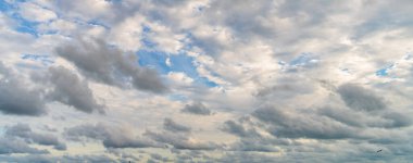 Gökyüzü ve bulutlar. Bulutlu gökyüzü. Bulutlu gökyüzü arka planı. Bulutlu gökyüzü arkaplanı. Gökyüzünde bulut. Bulutlu bir arka plan. Bulutlu kasvetli gökyüzü. Yüksek bulutlar.