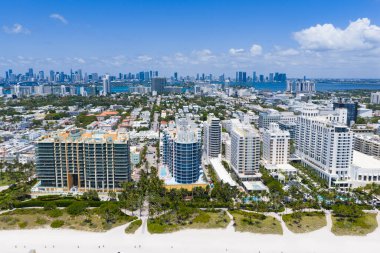 Miami kumsalının insansız hava görüntüsü. Miami sahili ve okyanusun geniş drone görüntüsü.