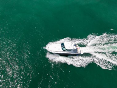 Yaz tatili. Lüks yat manzaralı. Motorlu teknenin panorama hava görüntüsü. Deniz macerası. Marinaya yüzen bir tekne. Yaz denizi kıyısında bir tekne turu. Denizde lüks bir yat..