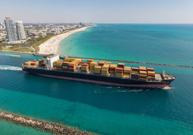 Kargo gemisi denizde, hava manzaralı. Yük konteynırı kargo gemisine yüklendi. Konteynırlı bir hava kargo gemisi. Kargo işi. Konteyner gemisi. Nakliye lojistiği. Ticari nakliye.