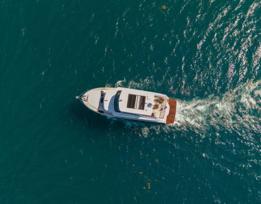 Lüks bir yaşam tarzı ve seyahat. Deniz botu yat limanına gider. Yat ve yat limanı. Yat teknesi kalkıyor. Tekneyle seyahat ediyorum. Deniz manzaralı lüks bir motorlu tekne. Yaz tatili. Tekne gezisi.