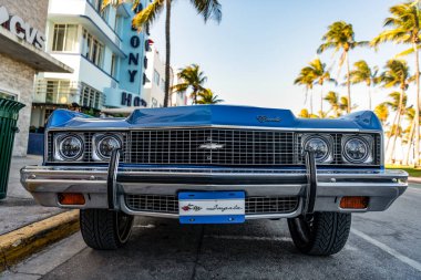 Miami, Florida, ABD - 07 Nisan 2025: Chevrolet Impala 'nın eski arabası yolda, köşe manzaralı. Chevrolet Impala 1958 model eski bir araba. Lüks Chevrolet Impala. Klasik araç.
