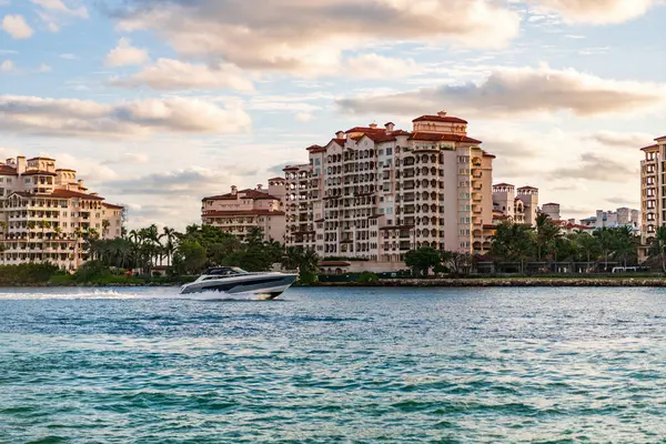 Teknesi olan Miami Kanalı. Fisher Adası konut binası ve lüks yat teknesi. Miami Fisher Adası 'nın manzarası. Marinaya yüzen bir tekne. Fisher Adası 'nda lüks bir yat teknesi. Yaz tatili.