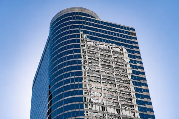 Şehir mimarisi. Modern cam bina. Yansıtıcı cam mimarisi. İşletme bölgesinde mimarlık. Mimarlık. İş binası. Cam bina. İş şehri. Ofis merkezi.