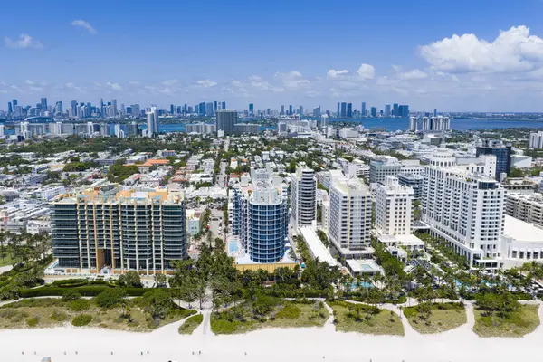 Miami kumsalının insansız hava görüntüsü. Miami sahili ve okyanusun geniş drone görüntüsü.