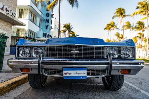Miami, Florida, ABD - 07 Nisan 2025: Chevrolet Impala 'nın eski arabası yolda, köşe manzaralı. Chevrolet Impala 1958 model eski bir araba. Lüks Chevrolet Impala. Klasik araç.