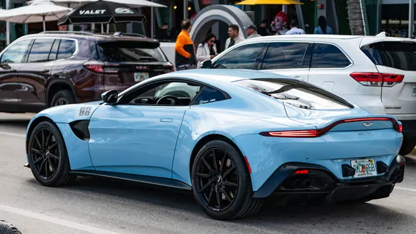 Miami, Florida, ABD - 25 Ocak 2025 Aston Martin Vantage spor araba coupe. Lüks spor araba Aston Martin Vantage. Araba Aston Martin Vantage yolda. Mavi araba, yan görüş..