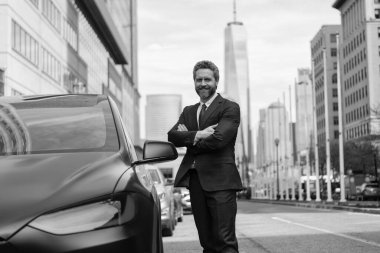 Dışarıdaki iş adamı. Pahalı takım elbiseli bir satıcı. İş adamı araba kiraladı. Lüks arabadaki sigorta acentesi. Başarılı bir araba satıcısı. Satış otomobili. Araba sigortası. Otomatik koruma.