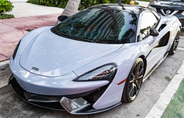 Miami, Florida, ABD - 13 Nisan 2025 McLaren GT 'nin arabası açık hava manzaralı. McLaren 570 S 2019 spor araba. Lüks gri spor araba McLaren GT. Supercar taşımacılığı.