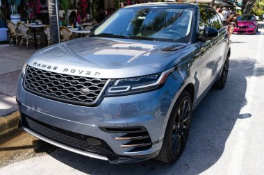 Miami, Florida, ABD - 4 Nisan 2025: Range Rover Velar 2019 çapraz otomobil. Lüks araba Range Rover Velar. Otomobil Range Rover 'ı dışarıda park etmiş. Gri Velar arabası, ön manzara..