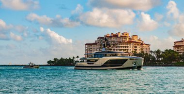 Yaz tatili. Fisher Adası Binası. Lüks motorlu tekne yatı. Yat marinaya gidiyor. Tekne ve yat gezisi. Lüks bir hayat. Fisher Adası 'ndaki lüks konut yatında..