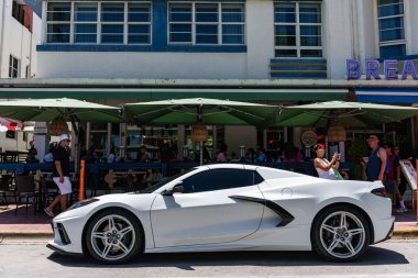 Miami, Florida, ABD - 26 Temmuz 2025: lüks spor arabası Chevrolet Corvette C8. Üç araba Chevrolet Corvette C8 gri renkli, dışarıda park edilmiş, köşe manzaralı. Chevrolet Corvette C8 spor araba.