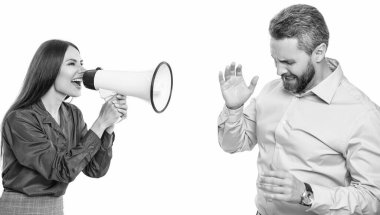 Anlaşmazlığı çözmek. Rekabet konsepti. İş çatışması yöntemleri. Hoparlörde çalışan bir kadına bağıran iş kadını beyazdan izole edilmiş. Patronun ortakla terfi konusunda anlaşmazlığı var..