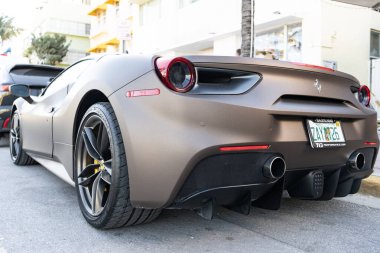 Miami, Florida, ABD - 3 Aralık 2024: Ferrari 488 GTB spor araba. Lüks spor araba Ferrari GTB. Araba gri mat Ferrari GTB dışarıda park halinde. Ferrari 488 GTB, yan görünüm.