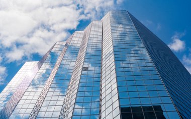 Şehir mimarisi. Ofis binasının mimarisi. Perspektif gökdeleni. Minimalist cam mimarisi. İş gökdeleni binası. Mimari inşaat sektörü. Cam gökdelen cephesi.