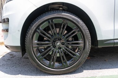 Miami, Florida, ABD - 21 Nisan 2025: 2025 Land Rover Range Sport lüks SUV arabası. Lüks arazi aracı Range Rover. Otomobil Range Rover 'ı dışarıda park etmiş. Beyaz SUV araba, tekerlek manzaralı..