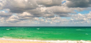 Deniz manzarasında romantik bir yaz tatili. Günbatımı denizi ve deniz manzarası. Deniz ufku manzarası. Yaz tatilinde bulutlu gökyüzü ve deniz manzarası. Deniz ufkuyla gökyüzü. Deniz doğası ile sakin bir ufuk. Plaj cenneti.