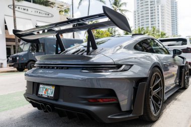 Miami, Florida, ABD - 02 Nisan 2025: ayarlı Porsche 911 arabası, nadir bir manzara. 2024 Porsche 911 GT3 RS spor araba. Lüks spor araba Porsche 911 GT3. Porsche 911 GT3 RS otomobili dışarıda park halinde..