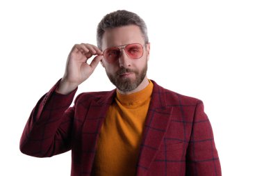 Beyaz ceketli yakışıklı erkek manken. Karizmatik iş adamı resmi ceket giyer. İş gündelik tarzı. İş adamı portresi. Ceketli ve güneş gözlüklü bir adam. Yönetici kıyafeti.