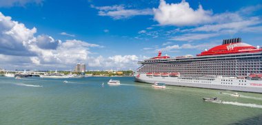 Miami, Florida, ABD - 03 Kasım 2024: Seyahat acentesi turu. Cesur bayan yolcu gemisi yolculuğu. Yaz tatili için gemi turu. Bakire Yolculukları ve Bain Capital. Gemi turu ve seyahat konsepti.