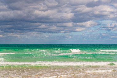 Yaz tatilinde bulutlu gökyüzü ve deniz manzarası. Deniz ufkuyla gökyüzü. Deniz doğası ile sakin bir ufuk. Deniz manzarasında romantik bir yaz tatili. Günbatımı denizi ve deniz manzarası. Deniz ufku manzarası. Yeni ufuk.