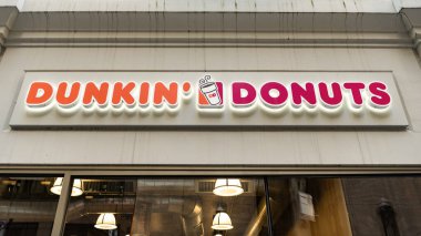 Chicago, Illinois, ABD - 08 Ekim 2024: Dunkin Donuts marka logo. Dunkin Donuts adında marka kahve ve donut logosu. Dunkin Donut Kahve Dükkanı 'nın logosu..