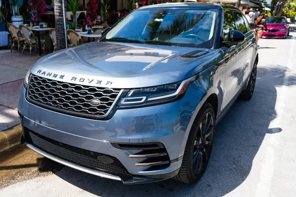Miami, Florida, ABD - 4 Nisan 2025: Range Rover Velar 2019 çapraz otomobil. Lüks araba Range Rover Velar. Otomobil Range Rover 'ı dışarıda park etmiş. Gri Velar arabası, ön manzara..