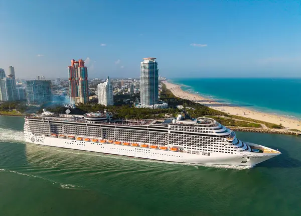 Miami, Florida, ABD - 31 Mart 2025 Yaz Tatili Gezisi. MSC yolcu gemisinde. Gemi turu ve deniz seyahati. Gemi limanı boşaltıyor. Yolculuk başlıyor. MSC Divina yolcu gemisi yolculuğu.