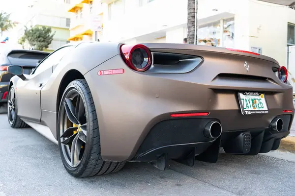 Miami, Florida, ABD - 3 Aralık 2024: Ferrari 488 GTB spor araba. Lüks spor araba Ferrari GTB. Araba gri mat Ferrari GTB dışarıda park halinde. Ferrari 488 GTB, yan görünüm.