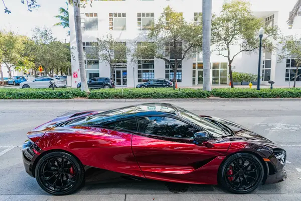 Miami, Florida, ABD - 01 Şubat 2025: McLaren 765LT supercar coupe. Lüks kırmızı spor araba McLaren 765 LT. McLaren 765LT 'nin arabası dışarı park edilmiş, yan görüş..
