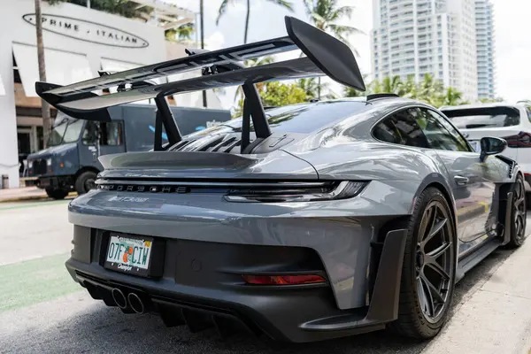 Miami, Florida, ABD - 02 Nisan 2025: ayarlı Porsche 911 arabası, nadir bir manzara. 2024 Porsche 911 GT3 RS spor araba. Lüks spor araba Porsche 911 GT3. Porsche 911 GT3 RS otomobili dışarıda park halinde..