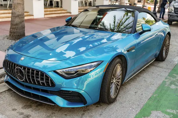 Miami, Florida, ABD - 12 Nisan 2025 üstü açık Mercedes Benz SL. Mercedes Benz SL dışarıda park halinde. Mavi spor araba, alçak köşe manzaralı. 2024 Mercedes Benz SL üstü açık spor araba.