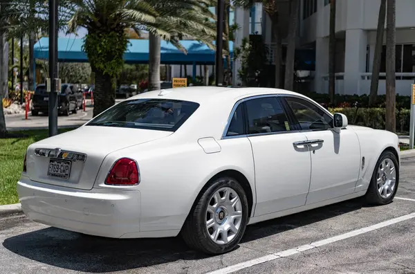 Miami, Florida, ABD - 21 Nisan 2025: Rolls Royce Ghost 2013 Sedan Car. Lüks sedan araba Rolls Royce Ghost. Araba Rolls Royce Ghost dışarı park etmiş. Beyaz sedan araba, köşe manzaralı..