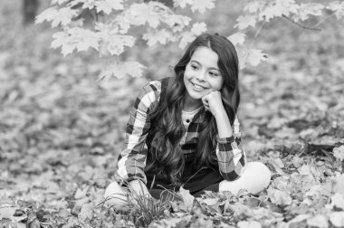 Sonbahar parkındaki kız üniforması giyiyor. Gençler için sonbahar üniforması. Sonbahar üniformalı kız sonbaharda dışarı çıkıyor. Okul tatilinde şık bir genç kız. Okula dönelim. Sonbahar yaprakları. Zarif ergenlik.