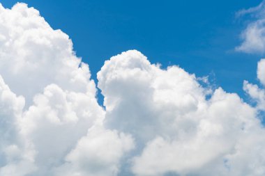 Bulutlu gökyüzü arkaplanı. Gökyüzünde bulut. Bulutlu bir arka plan. Bulutlu kasvetli gökyüzü. Gökyüzü ve bulutlar. Bulutlu parlak bir gökyüzü. Bulutlu gökyüzü arkaplanı.