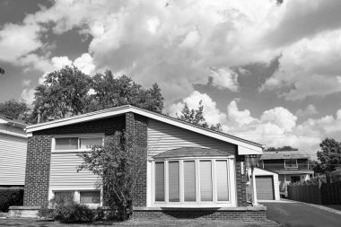 Mahalle mimarisi. Mahallede mülk. Konut mülk evi. Konut mimarisi. Banliyö mahallesi. Banliyö ev mimarisi. Özel aile evi. Konut gizliliği.